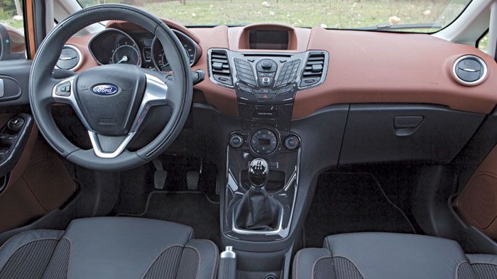 Γνώριμο είναι το εσωτερικό στο Ford Fiesta και ελαφρώς πιο ποιοτικό σε σχέση με το προ-ανανέωσης μοντέλο.
